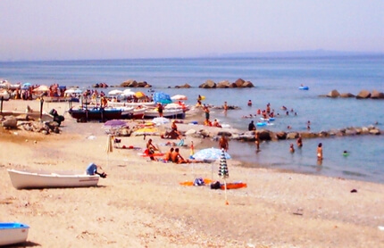 Spiaggia con turisti e bagnanti
